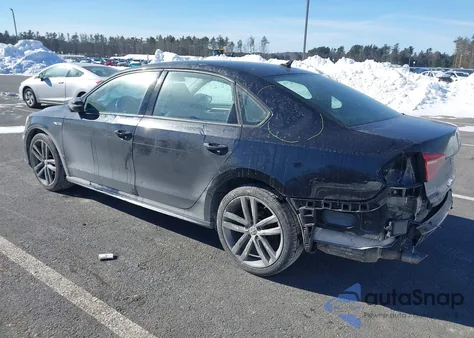 2018 Volkswagen Passat 2.0T R-Line/2.0T S z USA, uszkodzony, nr VIN 1VWAA7A36JC039983